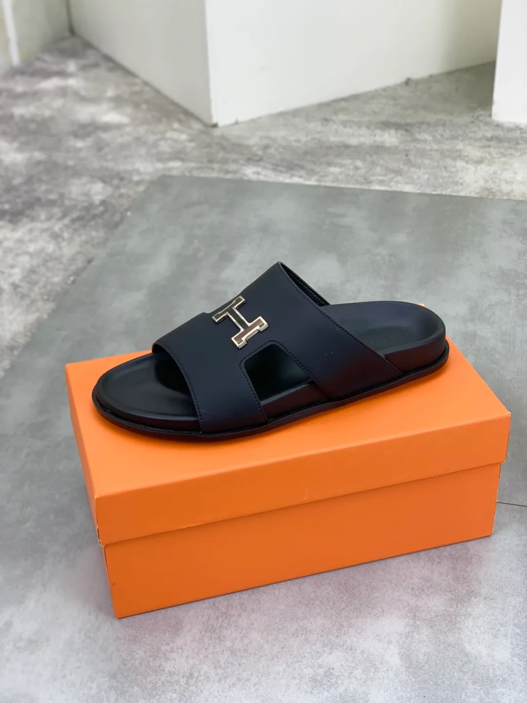 Men's shoes 💰P440 New [HERMES] high-end quality new Hermès slippers, made of imported calfskin, wear-resistant and non-slip rubber outsole. Fashionable and elegant code number: 39-44 (38 45 46 customized)